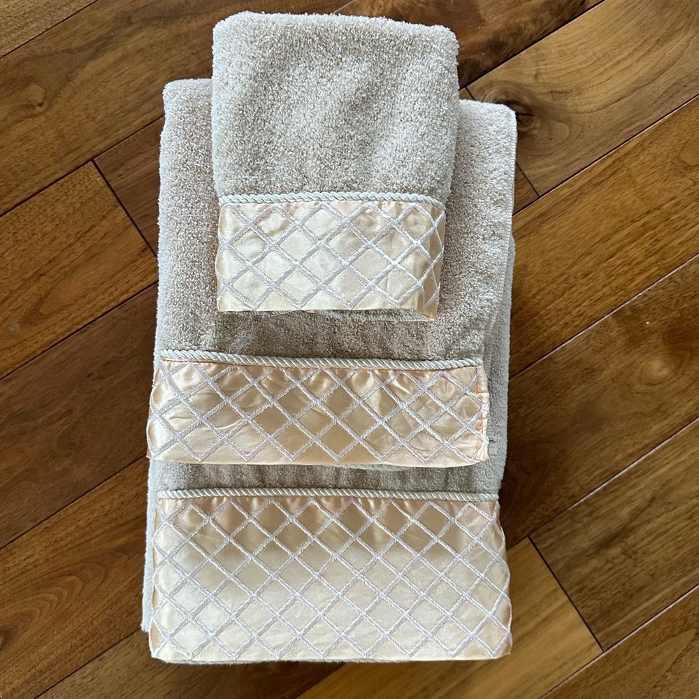 Vintage 3-Piece Towel Set Made in USA Beige Quilted Satin Trim
